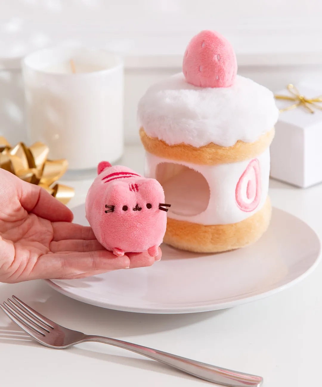 Pusheen Plush & Squisheens|Sweets>Sweets Strawberry Cake Plush 2-pc Environment