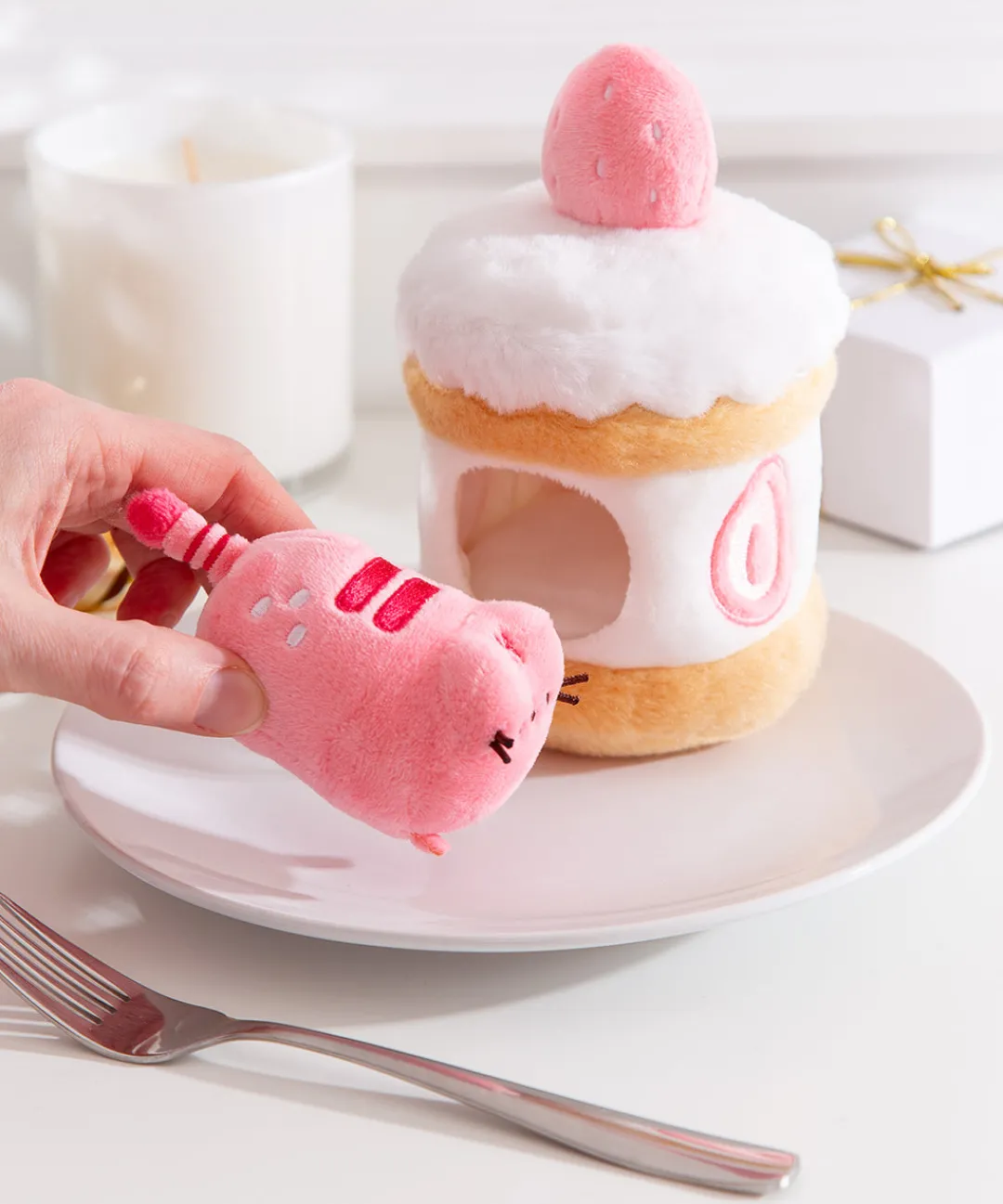 Pusheen Plush & Squisheens|Sweets>Sweets Strawberry Cake Plush 2-pc Environment
